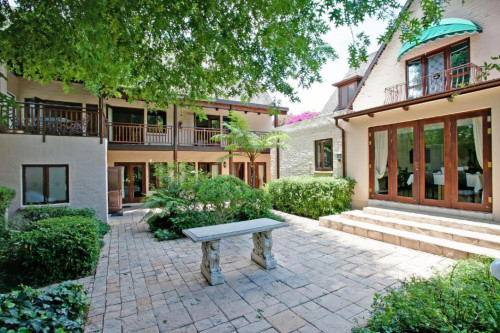 A breezy villa residence with luscious gardens and sunny open space  - Gallery -  5