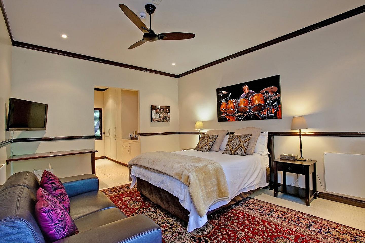  Luxury Room  -  A breezy villa residence with luscious gardens and sunny open space  - Gallery -  12