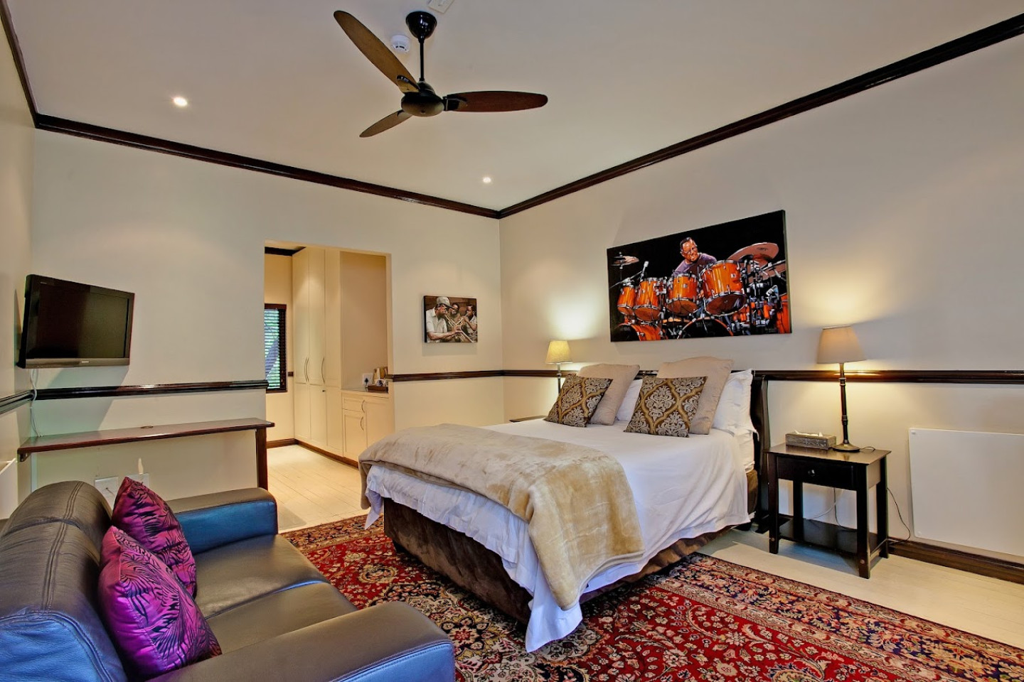  Luxury Room  -  A breezy villa residence with luscious gardens and sunny open space  - Gallery -  7