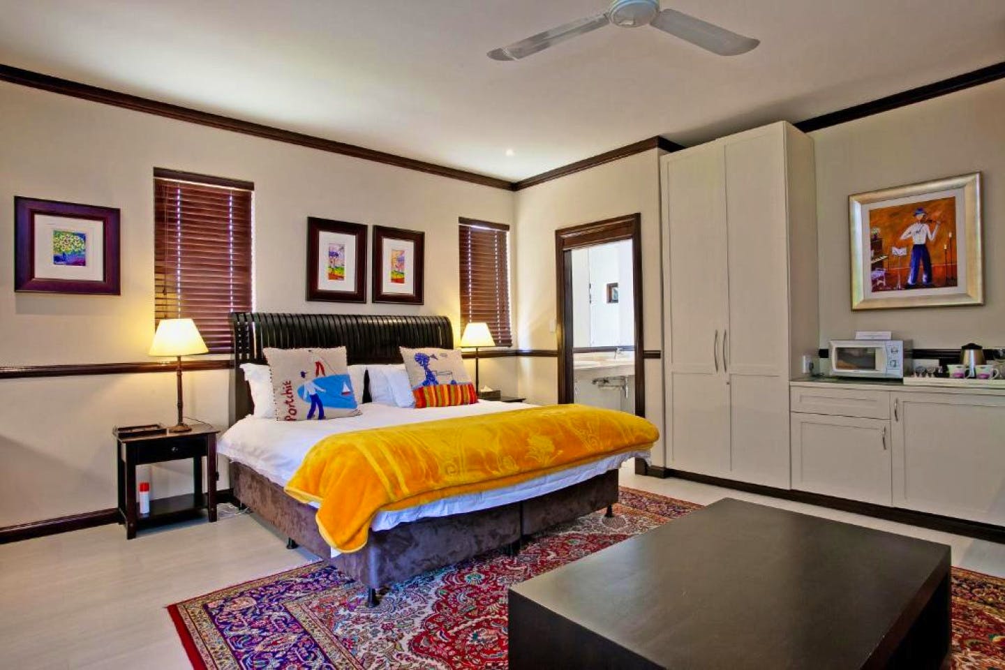  Luxury Room  -  A breezy villa residence with luscious gardens and sunny open space  - Gallery -  15