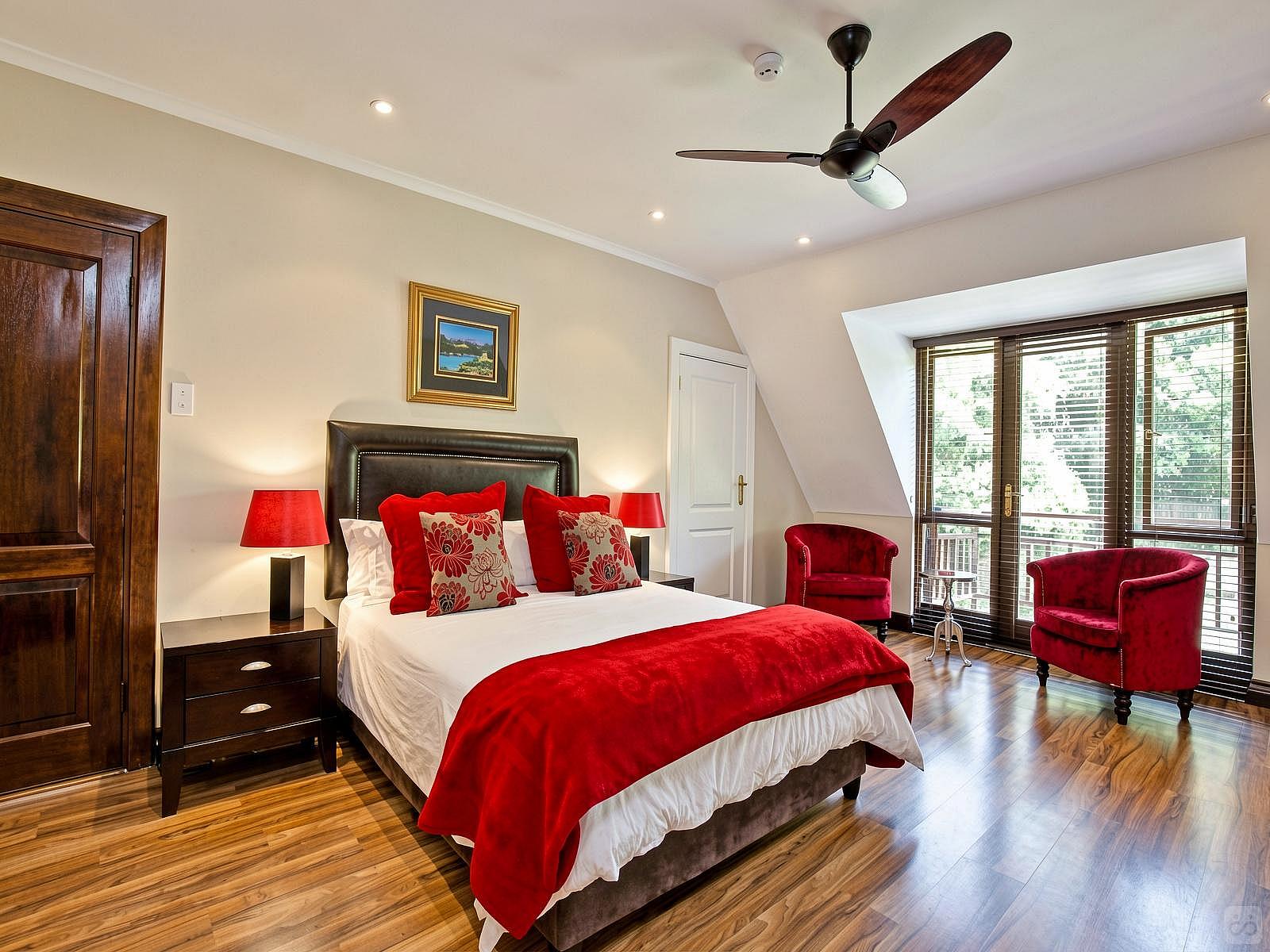  Luxury Room  -  A breezy villa residence with luscious gardens and sunny open space  - Gallery -  24
