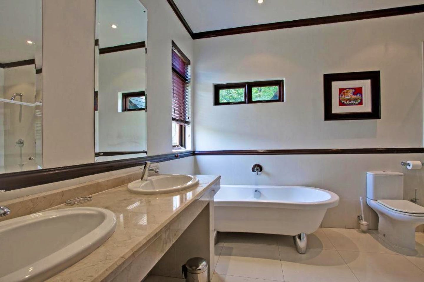  Luxury Room  -  A breezy villa residence with luscious gardens and sunny open space  - Gallery -  5