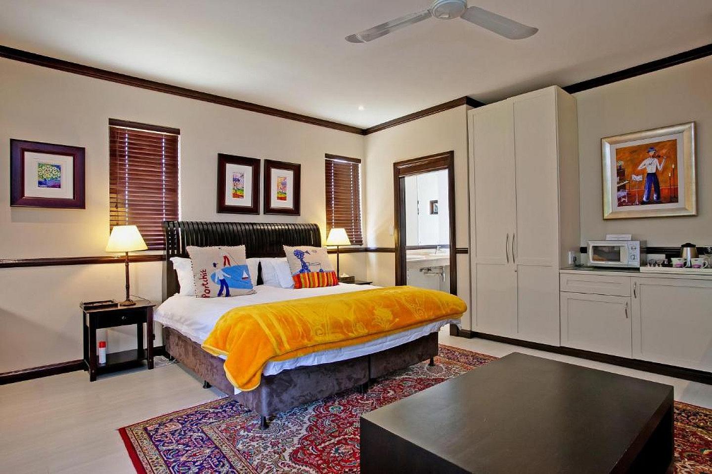  Luxury Room  -  A breezy villa residence with luscious gardens and sunny open space  - Gallery -  11