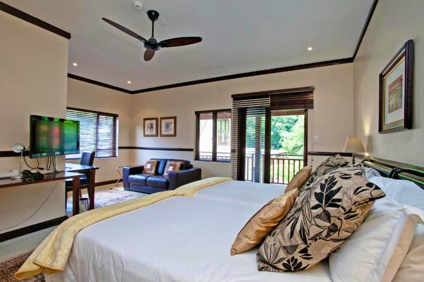  Luxury Room  -  A breezy villa residence with luscious gardens and sunny open space  - Gallery -  3