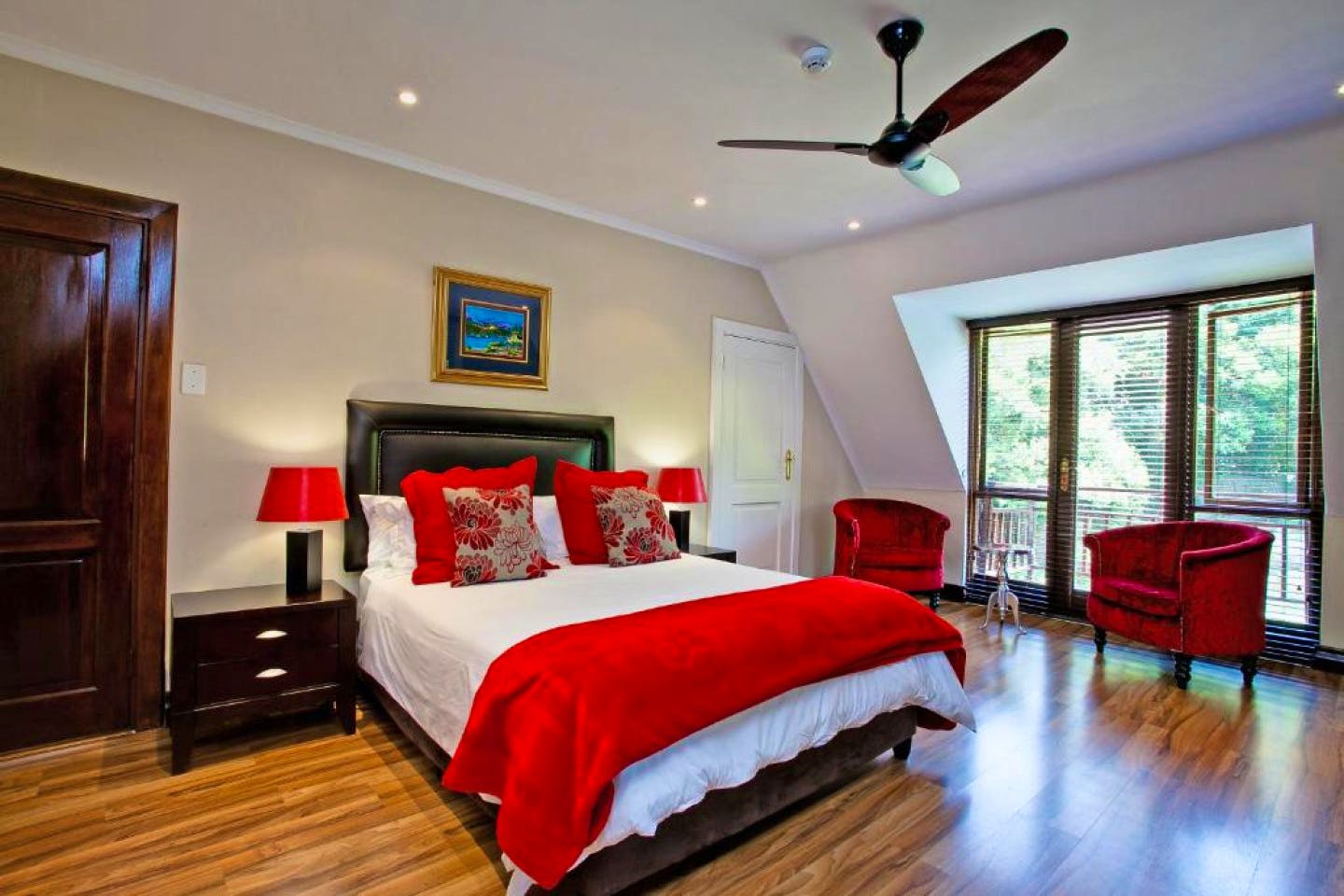  Luxury Room  -  A breezy villa residence with luscious gardens and sunny open space  - Gallery -  4