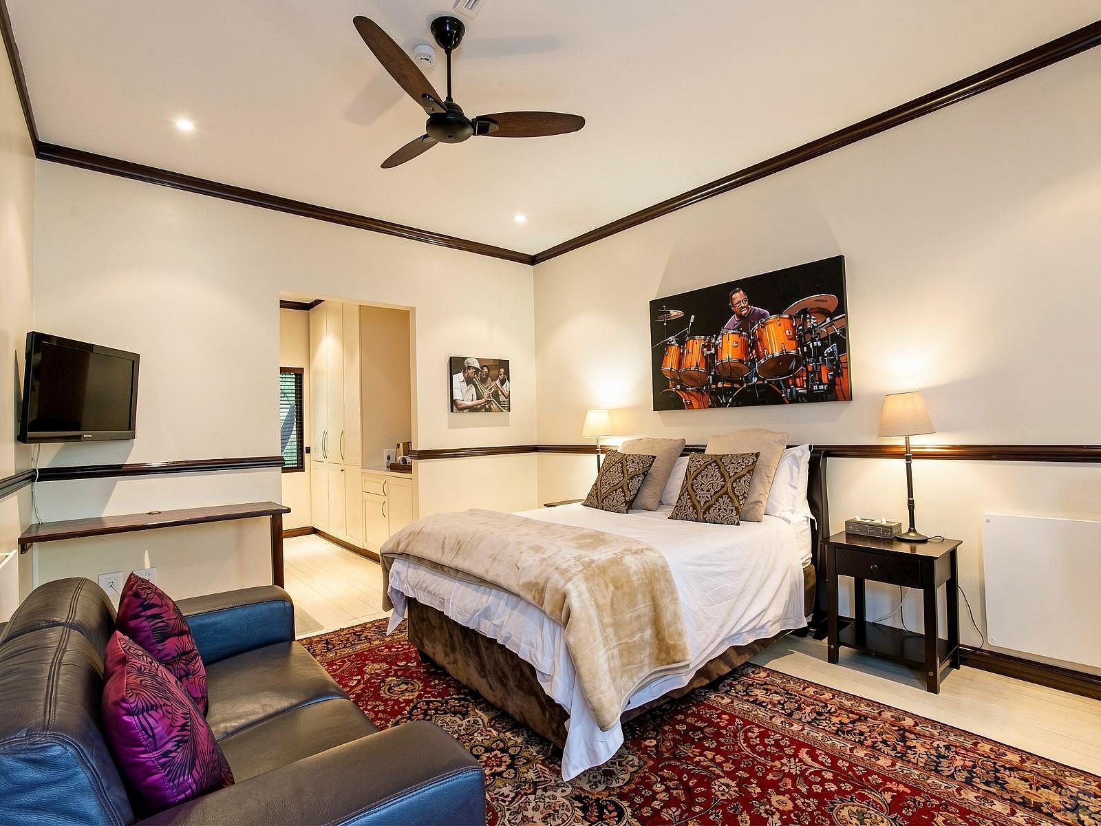  Luxury Room  -  A breezy villa residence with luscious gardens and sunny open space  - Gallery -  22