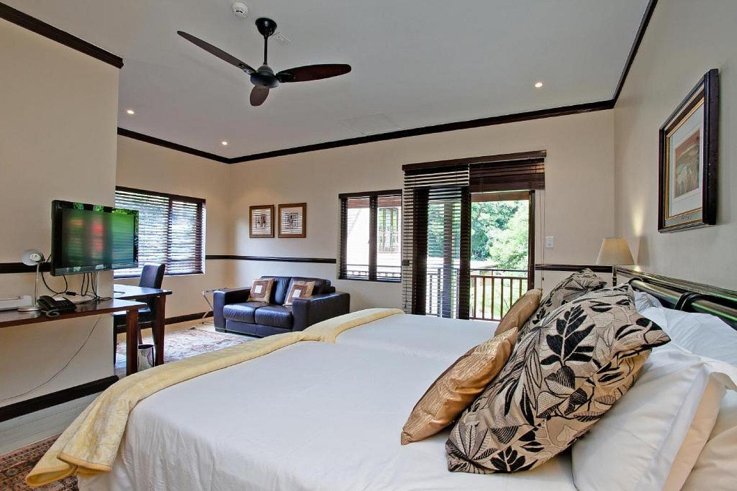  Luxury Room  -  A breezy villa residence with luscious gardens and sunny open space  - Gallery -  18