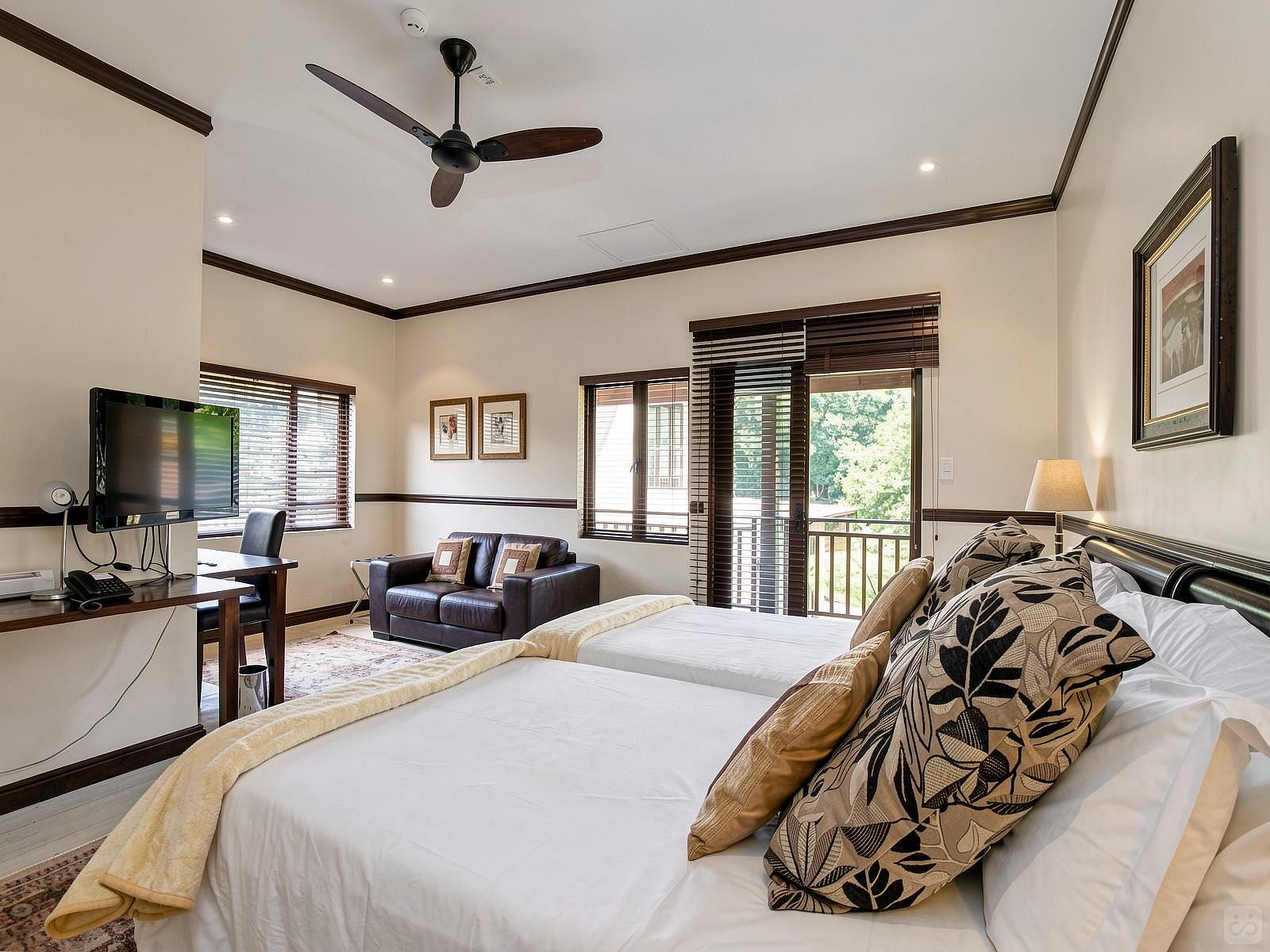  Luxury Room  -  A breezy villa residence with luscious gardens and sunny open space  - Gallery -  23