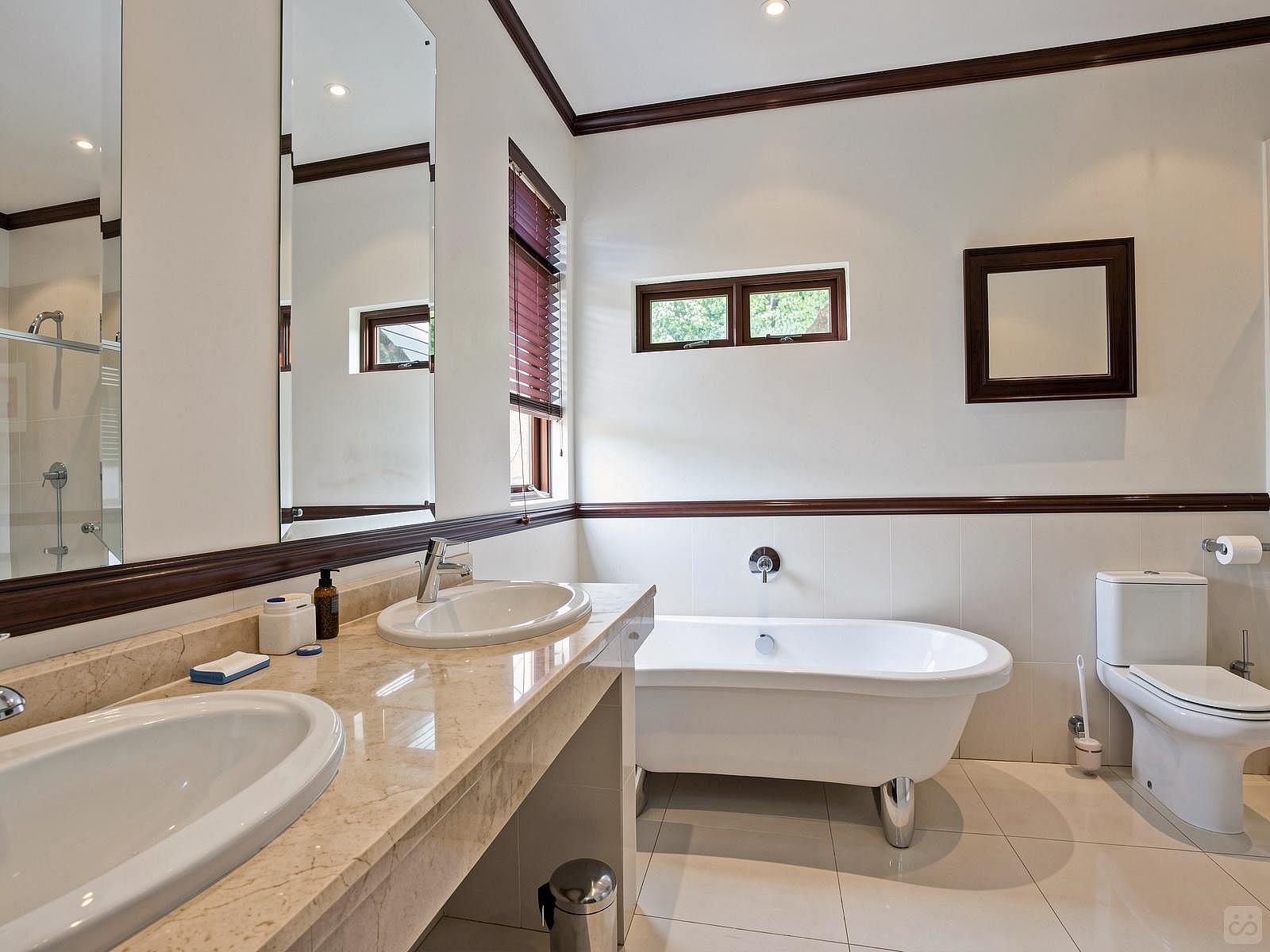 Luxury Room  -  A breezy villa residence with luscious gardens and sunny open space  - Gallery -  25