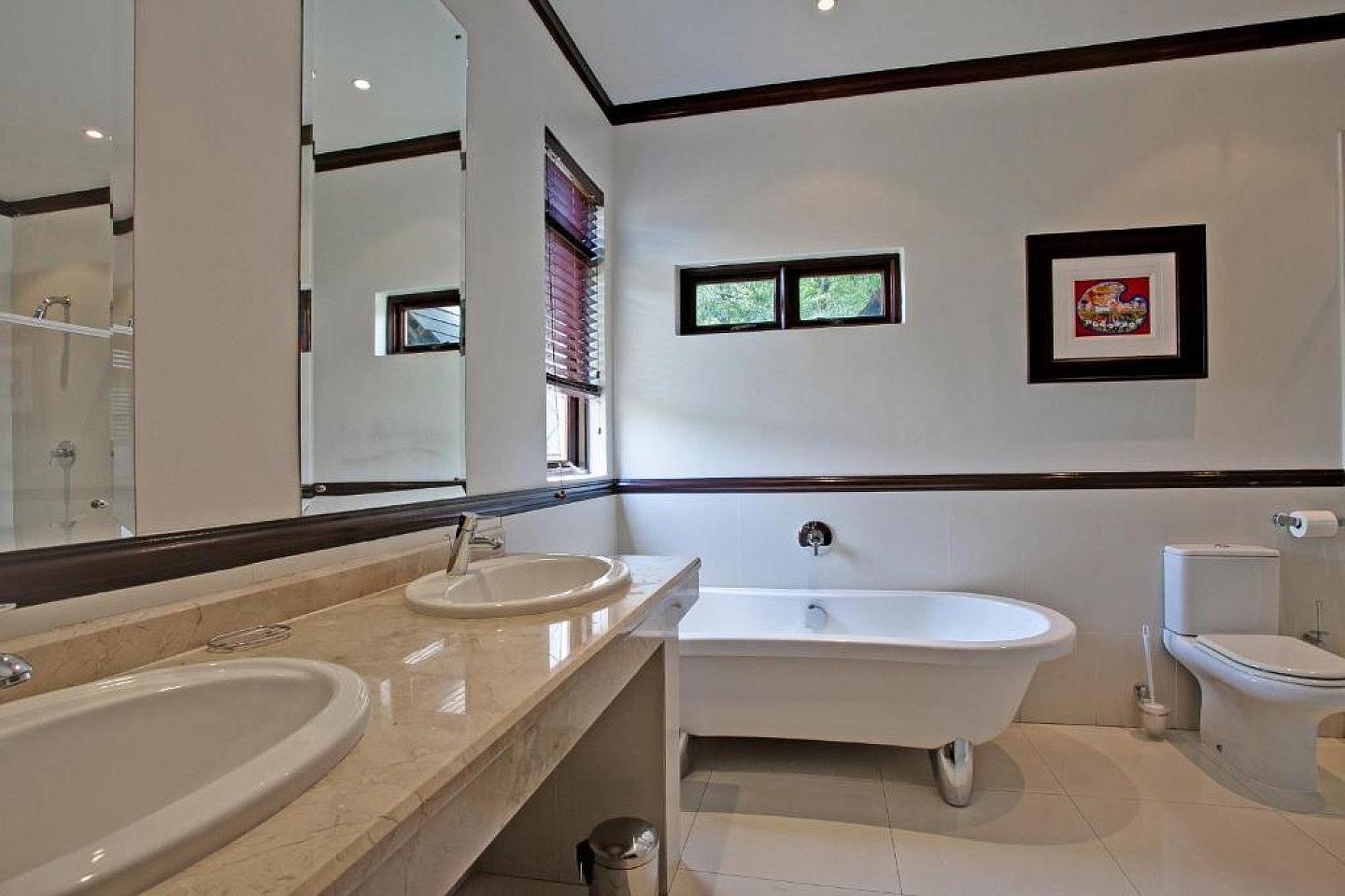  Luxury Room  -  A breezy villa residence with luscious gardens and sunny open space  - Gallery -  20