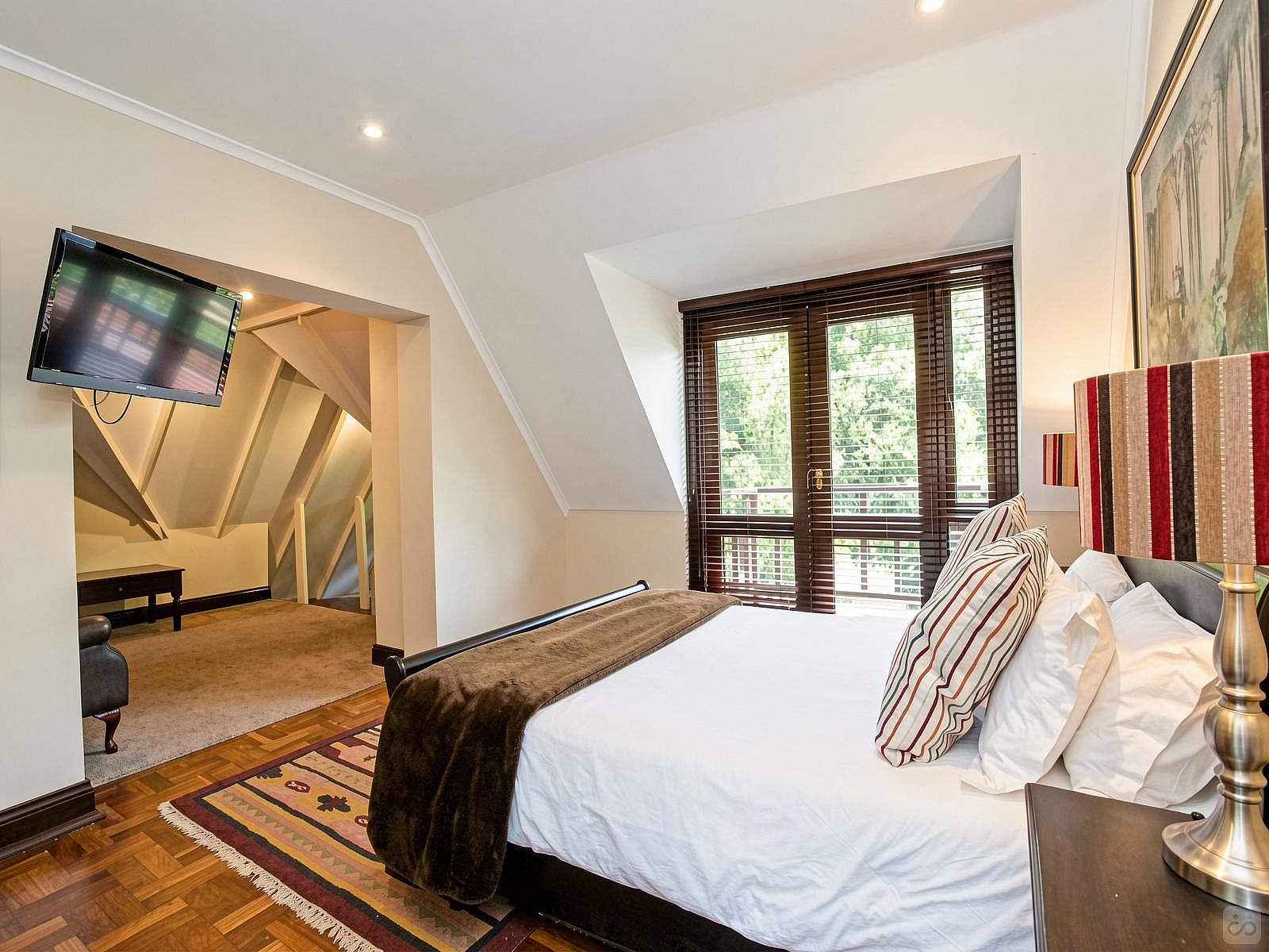  Grand Room (Shared)  -  A breezy villa residence with luscious gardens and sunny open space  - Gallery -  17