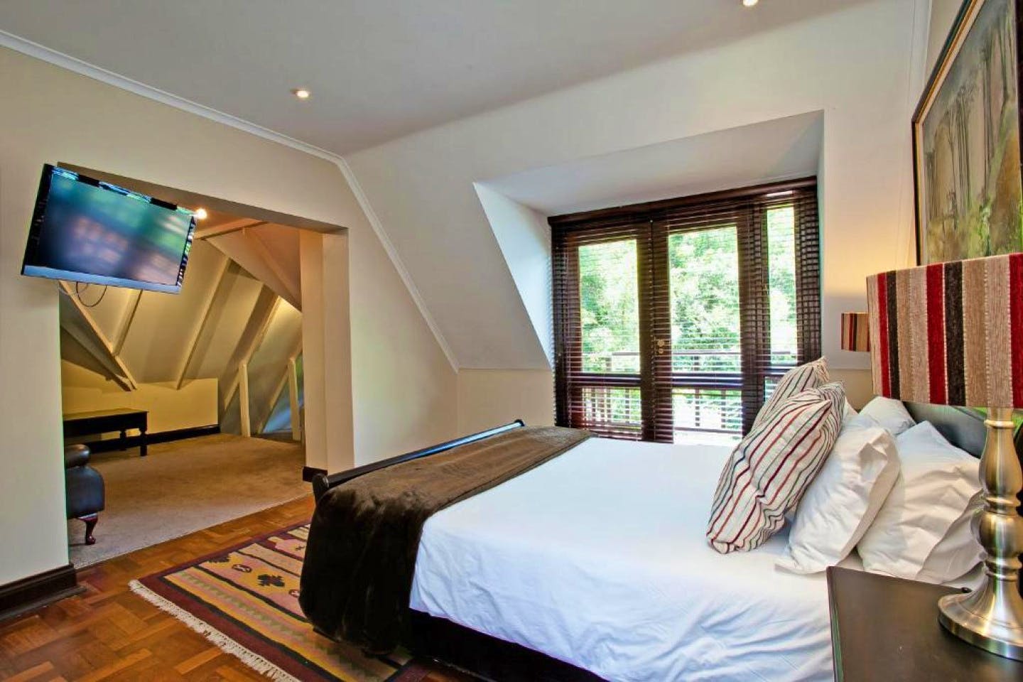  Grand Room (Shared)  -  A breezy villa residence with luscious gardens and sunny open space  - Gallery -  2