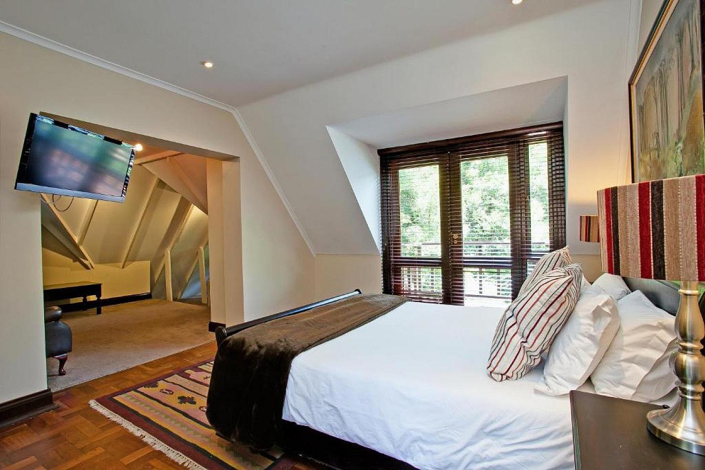  Grand Room (Shared)  -  A breezy villa residence with luscious gardens and sunny open space  - Gallery -  13