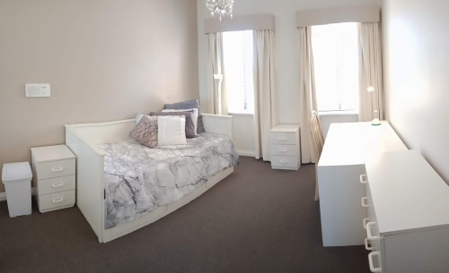 Tuscan 2 storey House near city  * FEMALES ONLY*
