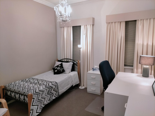 Tuscan 2 storey House near city  * FEMALES ONLY*