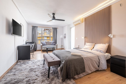 Ample double bedroom in La Guindalera