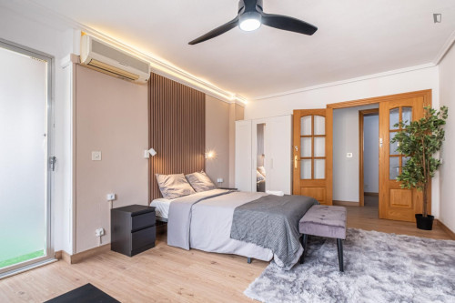 Ample double bedroom in La Guindalera