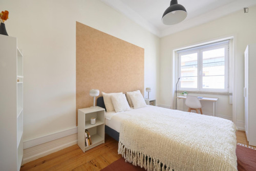 Pleasant single bedroom in shared flat in well-connected Marquês