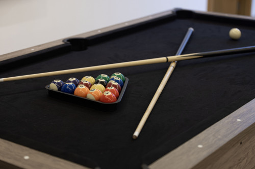 Vibrant Coliving Villa: Cozy Room, Netflix & Stunning Burj Views