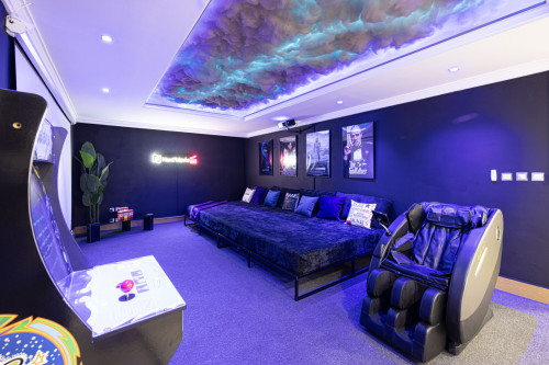 Vibrant Coliving Villa: Cozy Room, Netflix & Stunning Burj Views