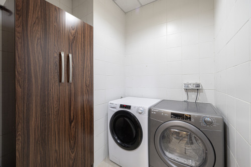 Vibrant Coliving Villa: Cozy Room, Netflix & Stunning Burj Views