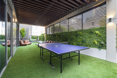 Vibrant Coliving Villa: Cozy Room, Netflix & Stunning Burj Views