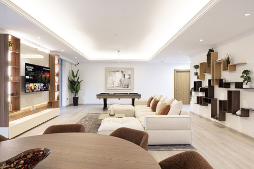 Vibrant Coliving Villa: Cozy Room, Netflix & Stunning Burj Views