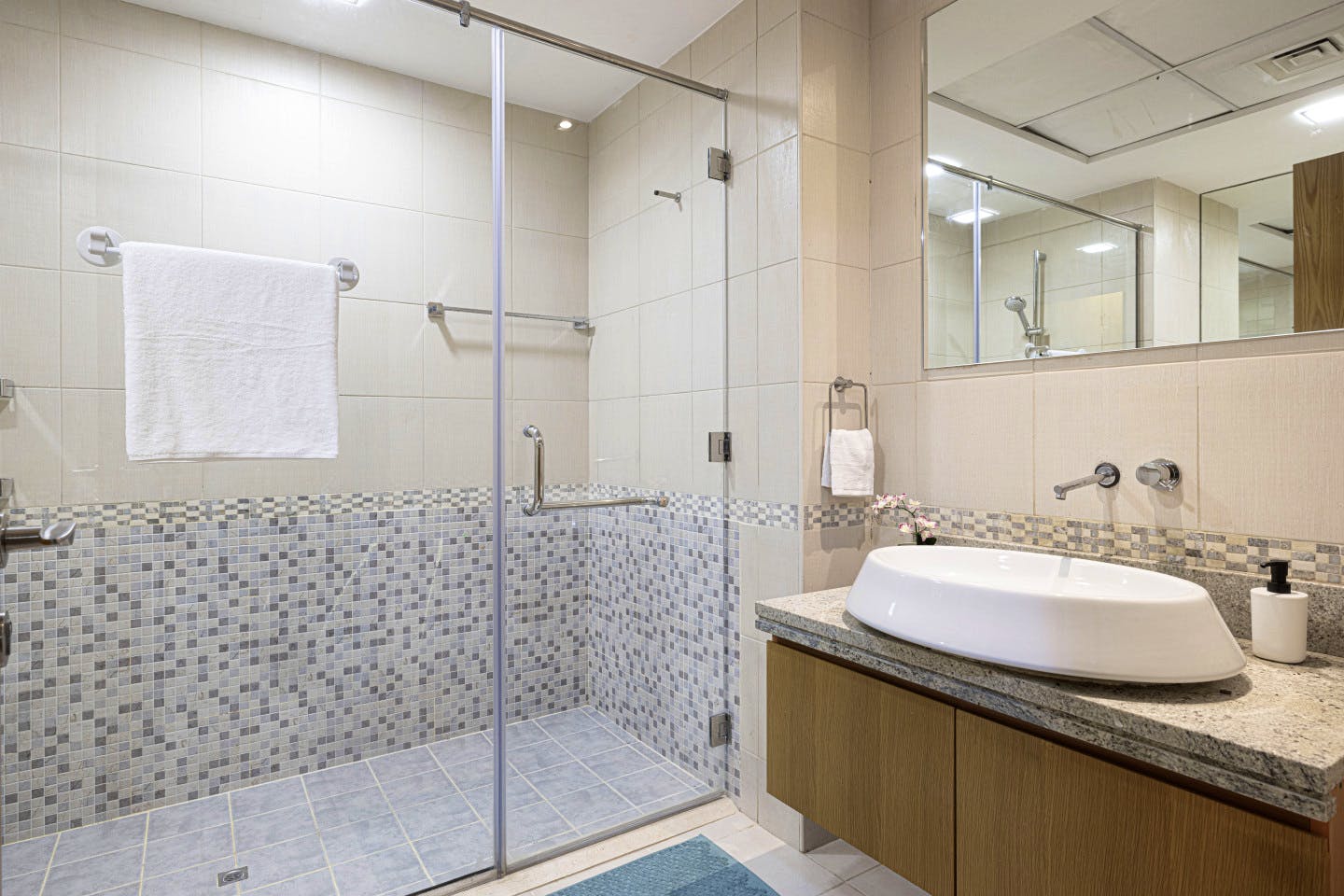  Single  -  Vibrant Coliving Villa: Cozy Room, Netflix & Stunning Burj Views  - Gallery -  10