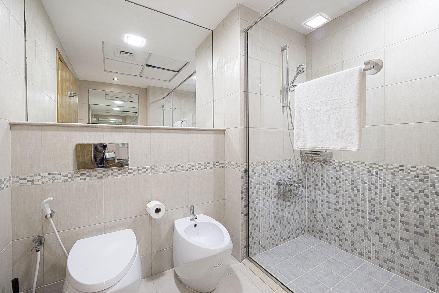 Single - Vibrant Coliving Villa: Cozy Room, Netflix & Stunning Burj Views Apartment - Gallery - 25