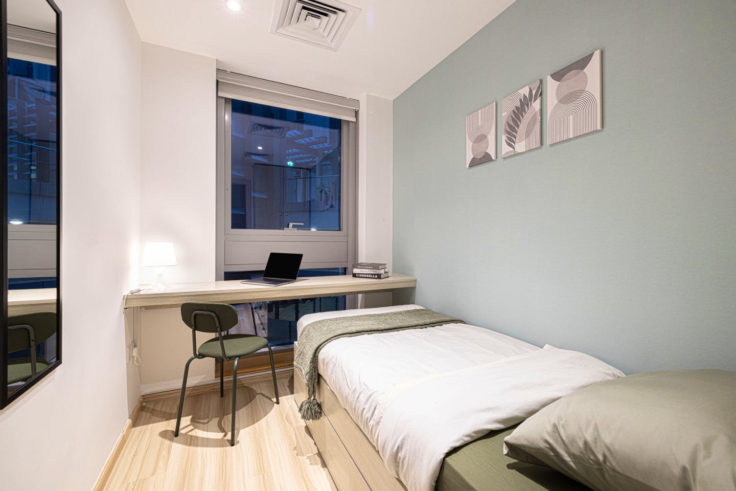 Single - Vibrant Coliving Villa: Cozy Room, Netflix & Stunning Burj Views - Gallery - 1