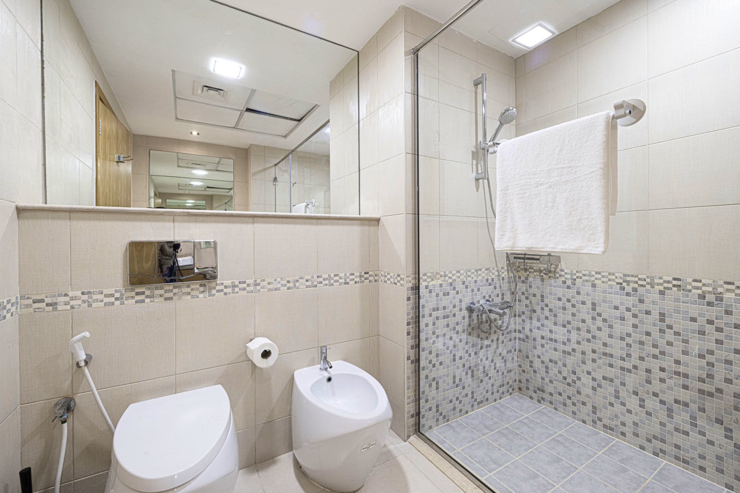 Single - Vibrant Coliving Villa: Cozy Room, Netflix & Stunning Burj Views Apartment - Gallery - 11