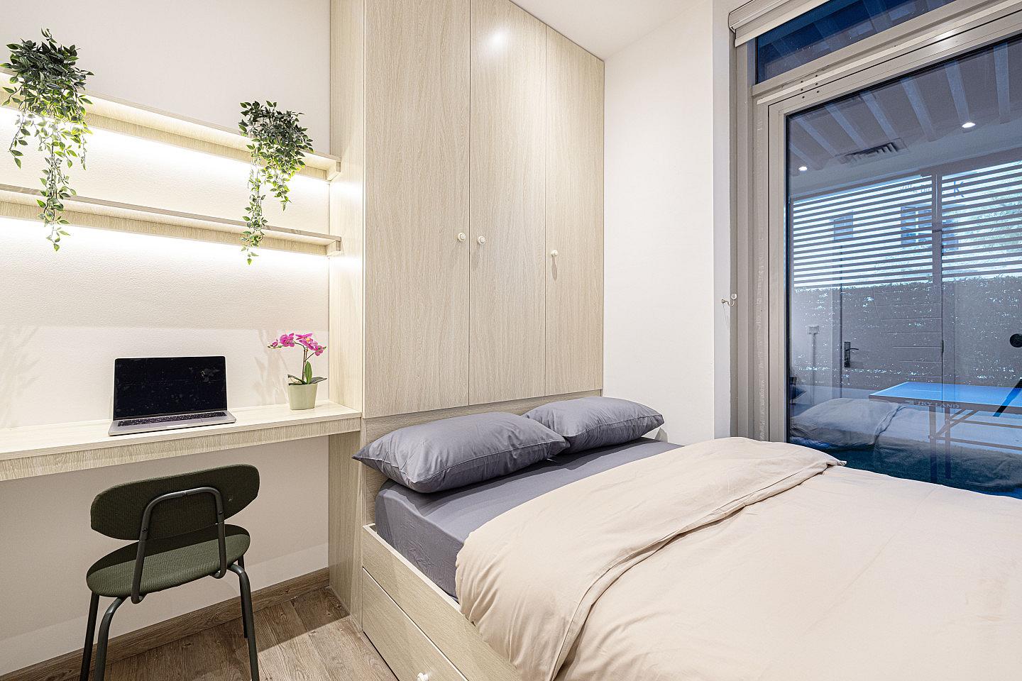 Private Queen Bed - Vibrant Coliving Villa: Cozy Room, Netflix & Stunning Burj Views Apartment - Gallery - 17