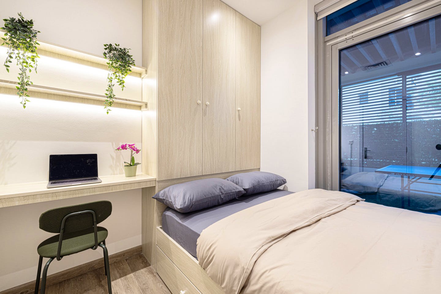  Private Queen Bed  -  Vibrant Coliving Villa: Cozy Room, Netflix & Stunning Burj Views  - Gallery -  5