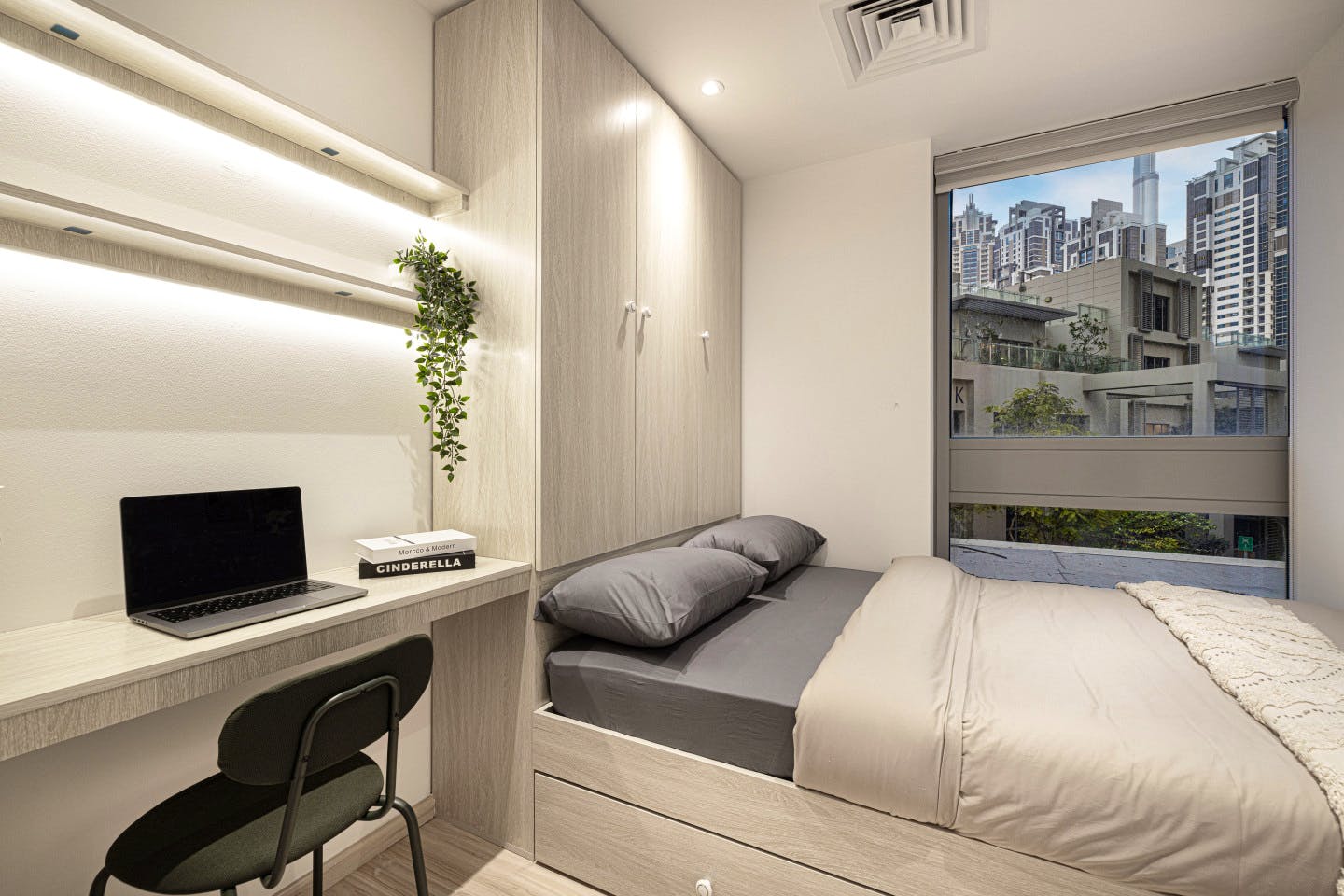 Private Queen Bed - Vibrant Coliving Villa: Cozy Room, Netflix & Stunning Burj Views Apartment - Gallery - 1