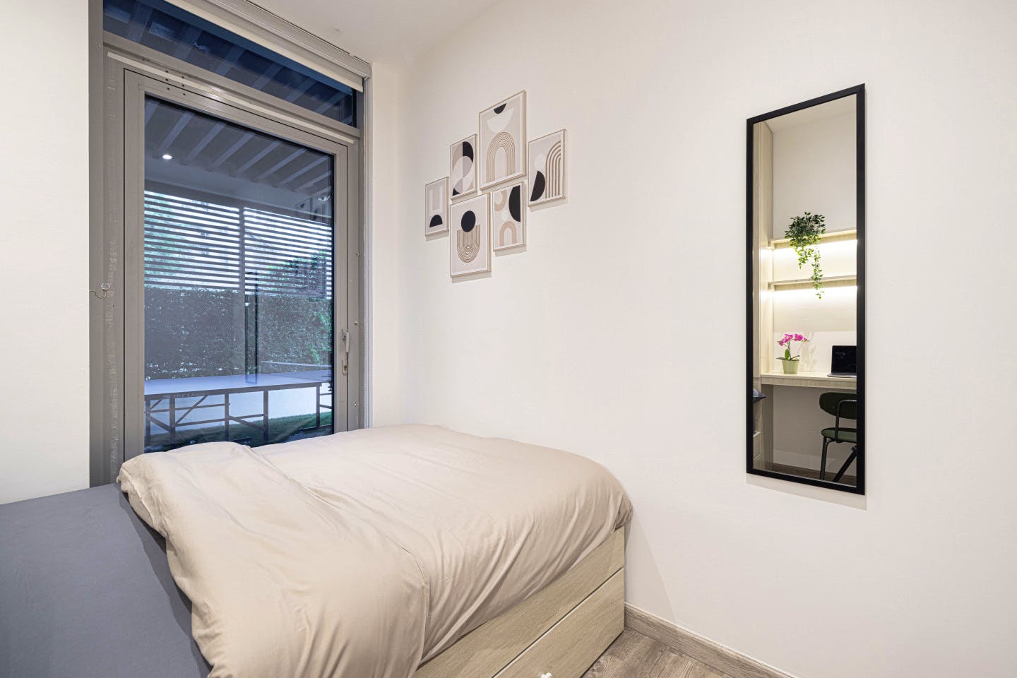 Private Queen Bed - Vibrant Coliving Villa: Cozy Room, Netflix & Stunning Burj Views Apartment - Gallery - 6