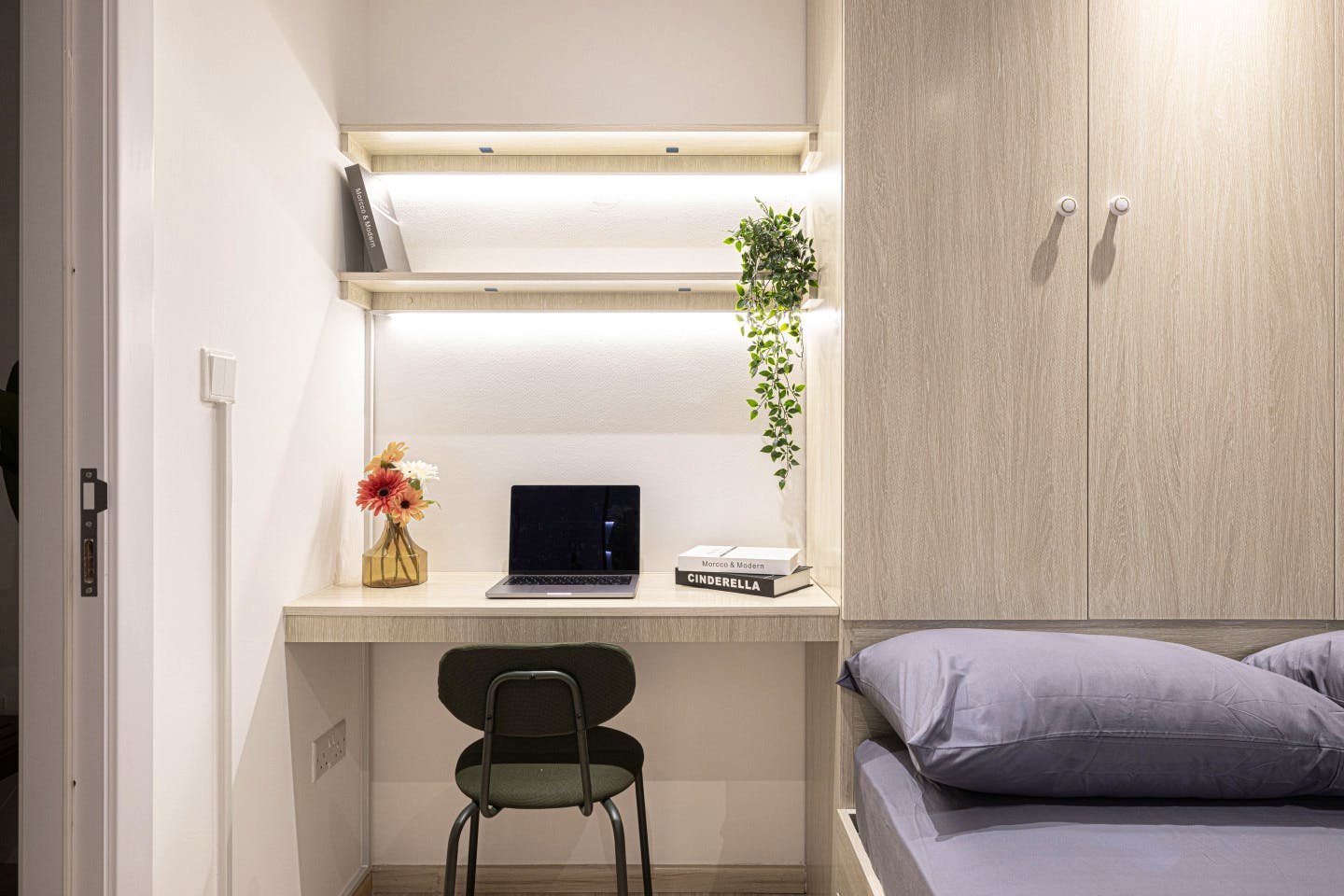 Private Queen Bed - Vibrant Coliving Villa: Cozy Room, Netflix & Stunning Burj Views Apartment - Gallery - 3