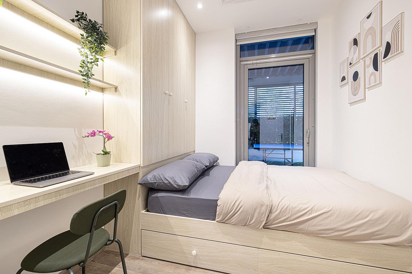  Private Queen Bed  -  Vibrant Coliving Villa: Cozy Room, Netflix & Stunning Burj Views  - Gallery -  10