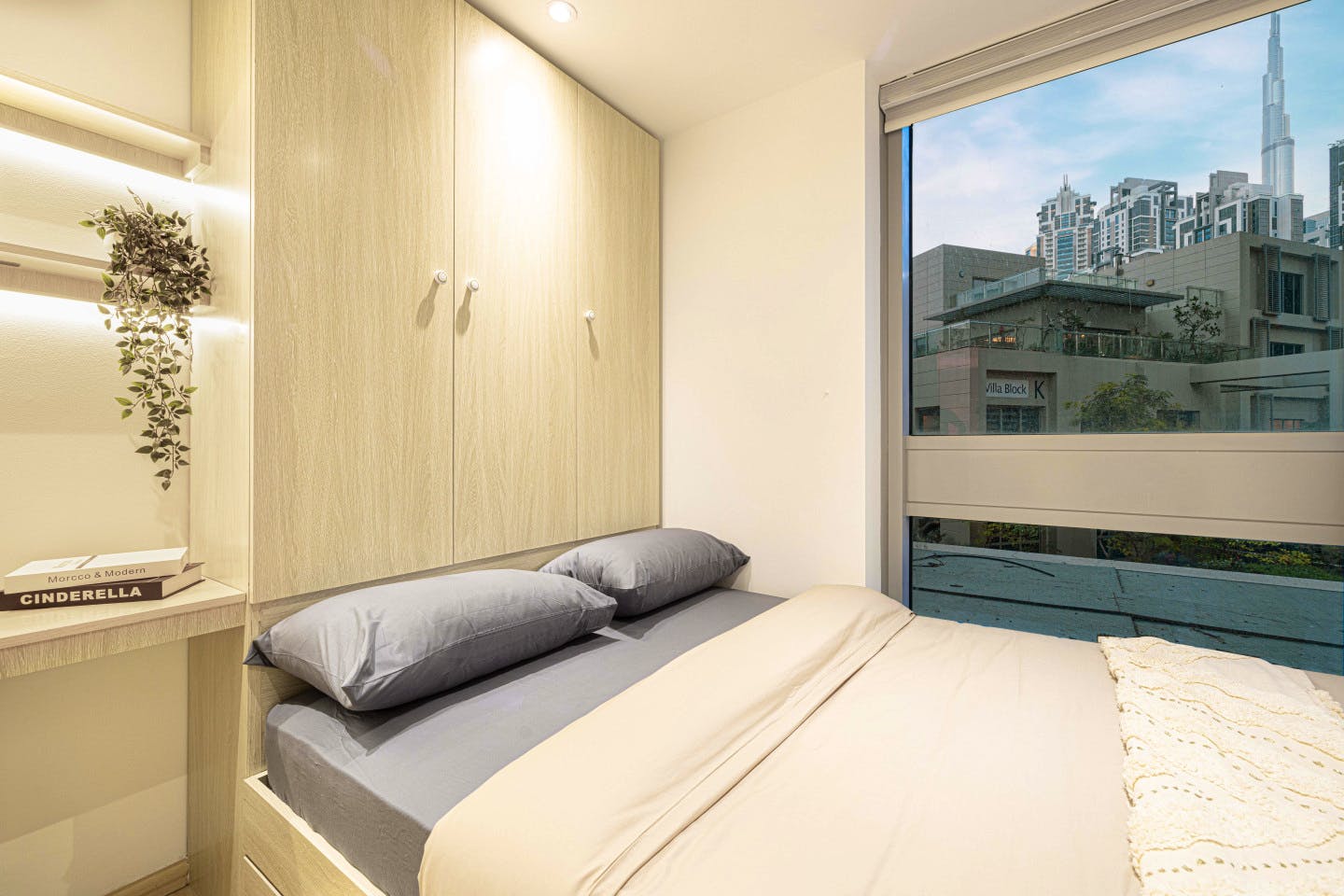 Private Queen Bed - Vibrant Coliving Villa: Cozy Room, Netflix & Stunning Burj Views Apartment - Gallery - 2