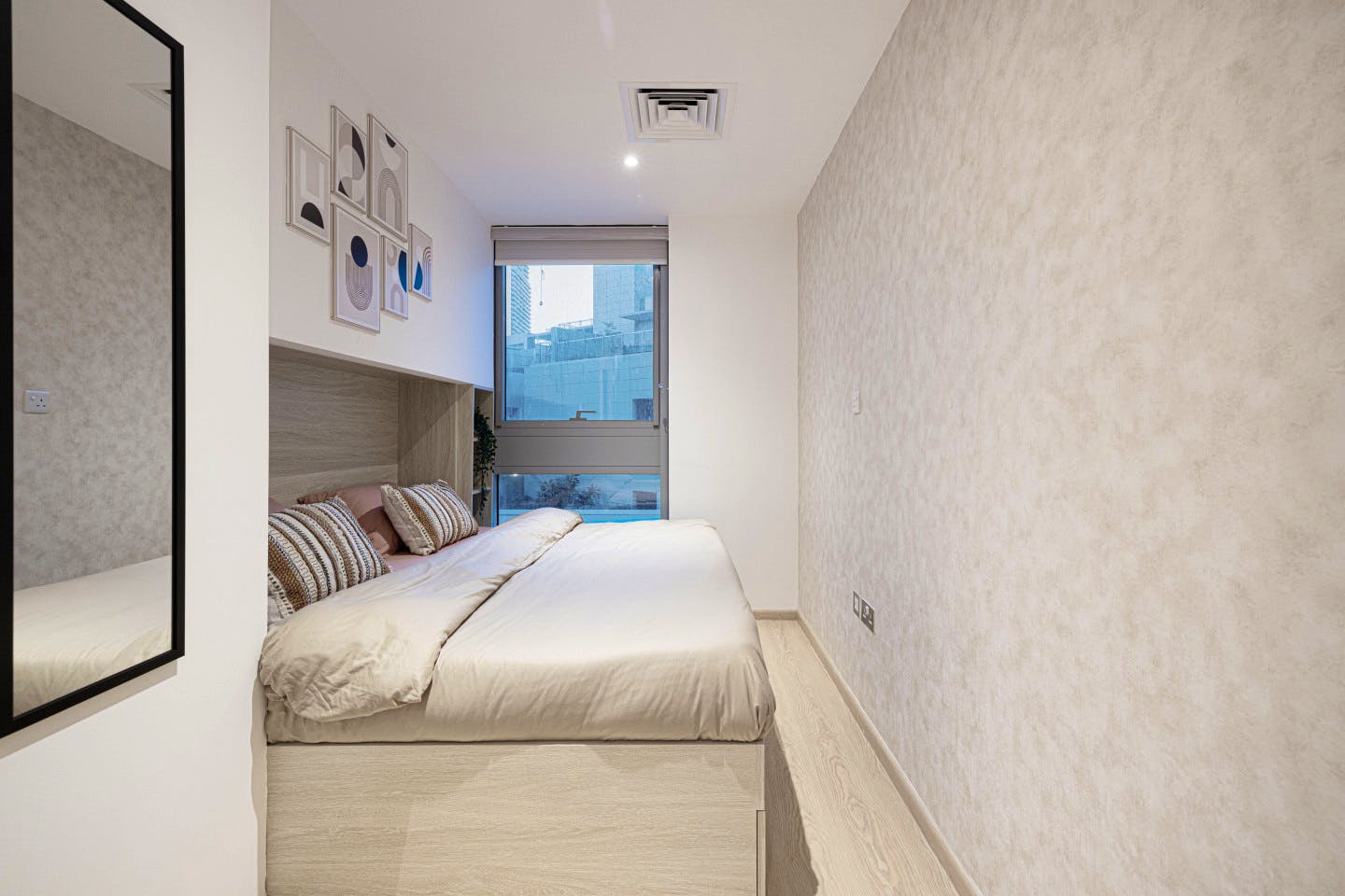 Private King Bed Room - Vibrant Coliving Villa: Cozy Room, Netflix & Stunning Burj Views Apartment - Gallery - 7