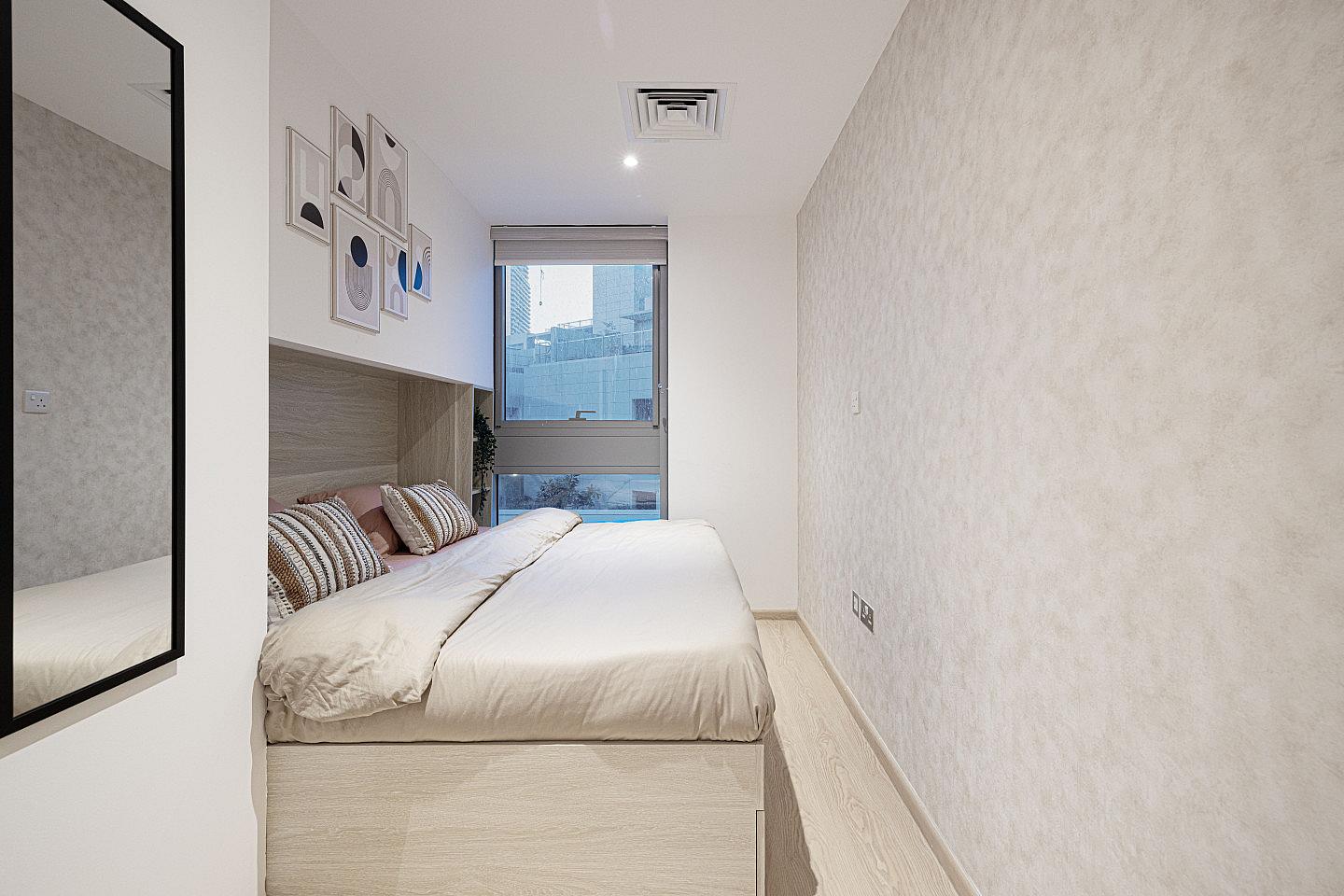 Private King Bed Room - Vibrant Coliving Villa: Cozy Room, Netflix & Stunning Burj Views - Gallery - 29