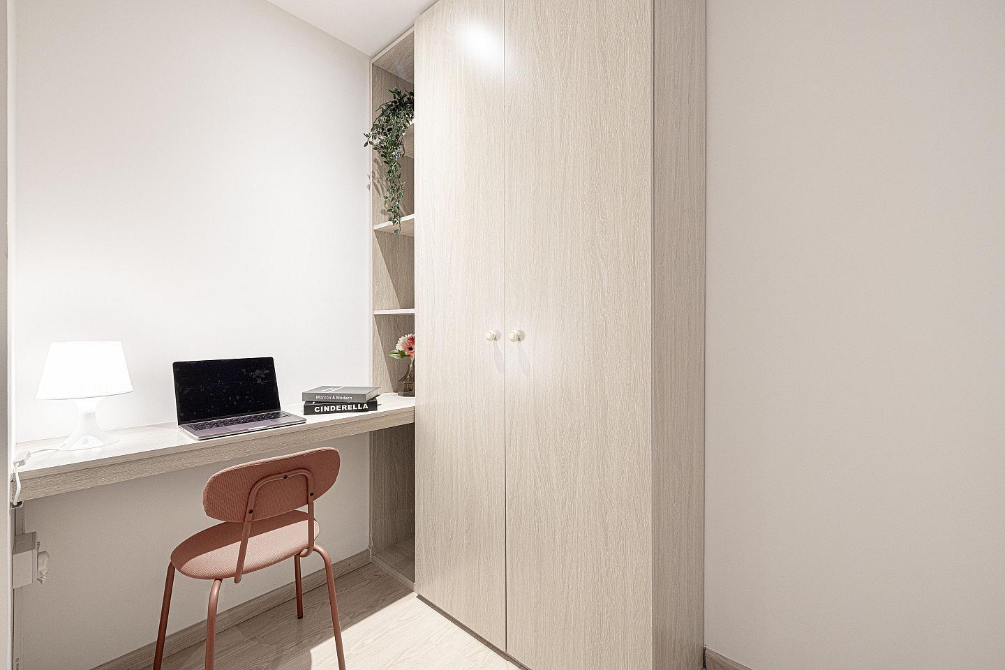  Private King Bed Room  -  Vibrant Coliving Villa: Cozy Room, Netflix & Stunning Burj Views  - Gallery -  17