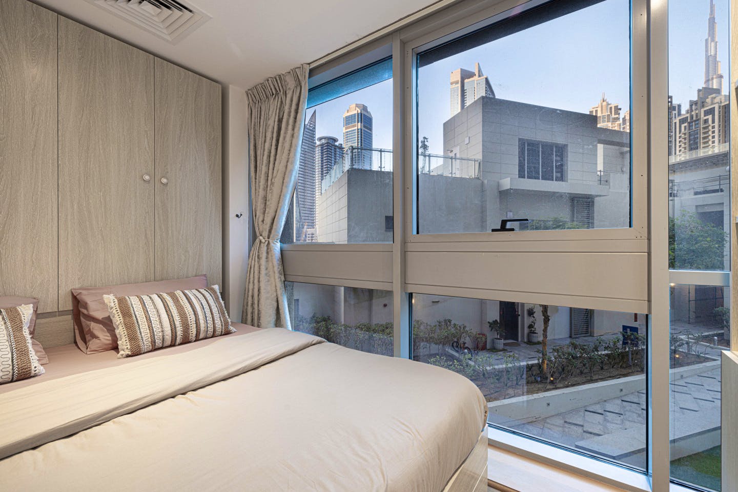 Private King Bed Room - Vibrant Coliving Villa: Cozy Room, Netflix & Stunning Burj Views Apartment - Gallery - 3