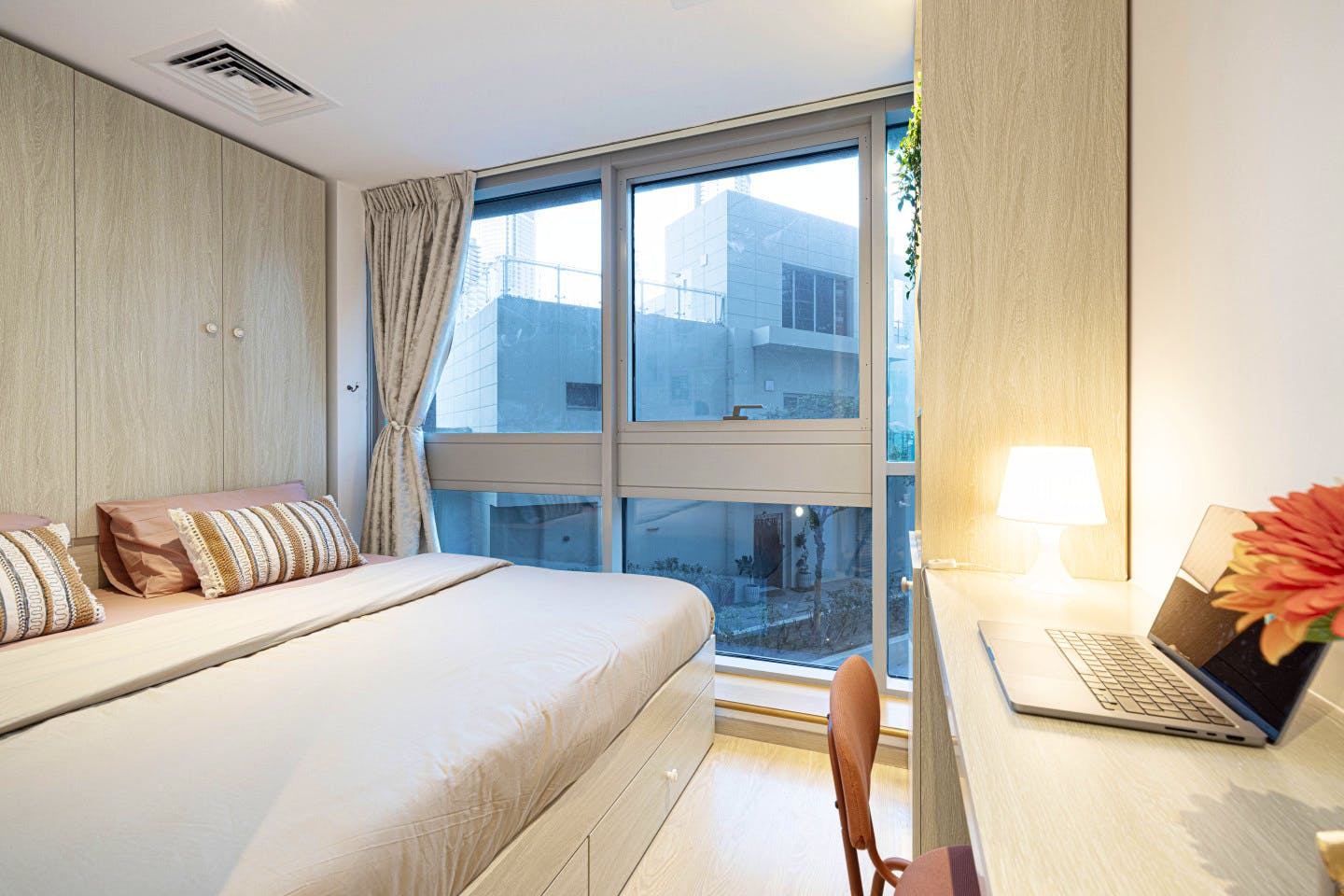 Private King Bed Room - Vibrant Coliving Villa: Cozy Room, Netflix & Stunning Burj Views Apartment - Gallery - 1