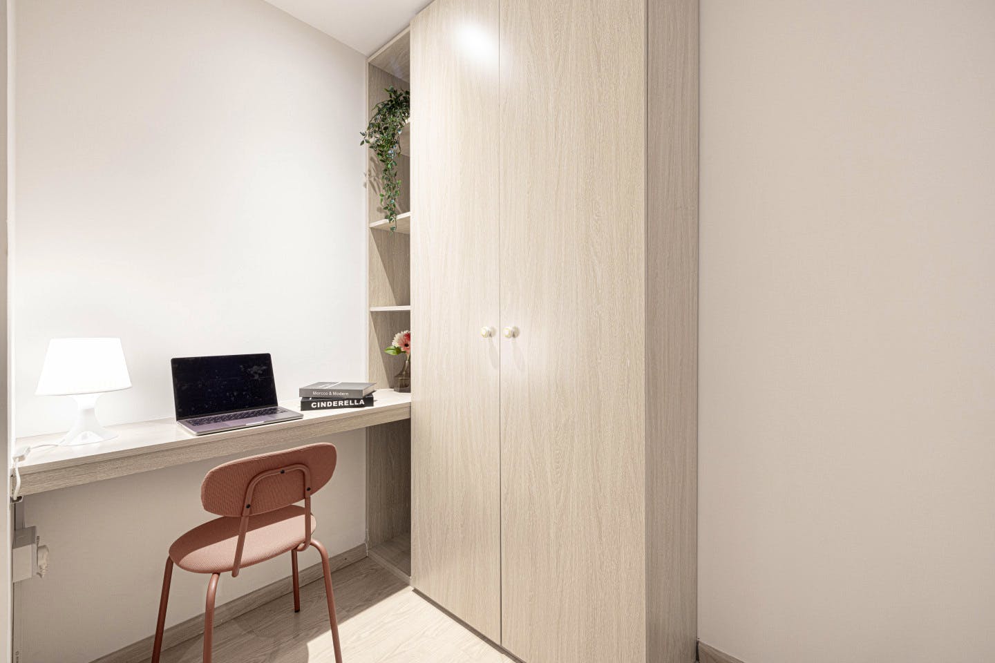 Private King Bed Room - Vibrant Coliving Villa: Cozy Room, Netflix & Stunning Burj Views - Gallery - 6