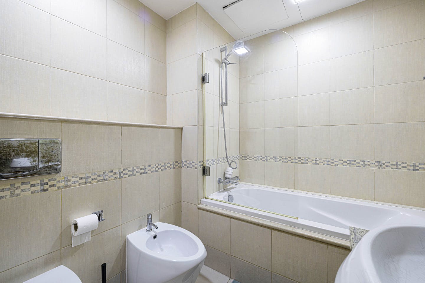 Private King Bed Room - Vibrant Coliving Villa: Cozy Room, Netflix & Stunning Burj Views Apartment - Gallery - 10
