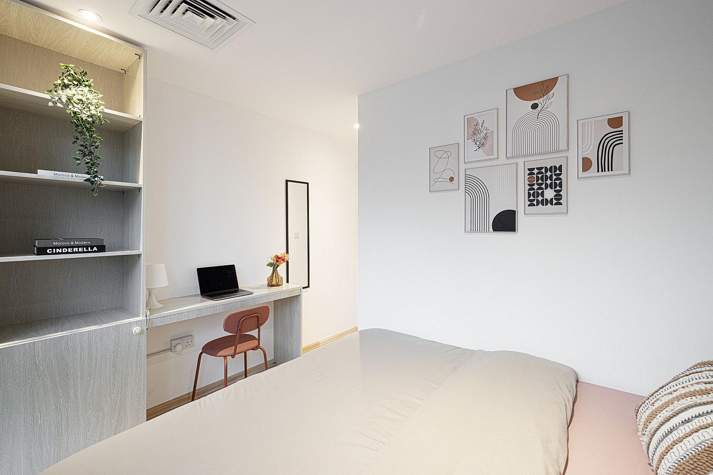  Private King Bed Room  -  Vibrant Coliving Villa: Cozy Room, Netflix & Stunning Burj Views  - Gallery -  35