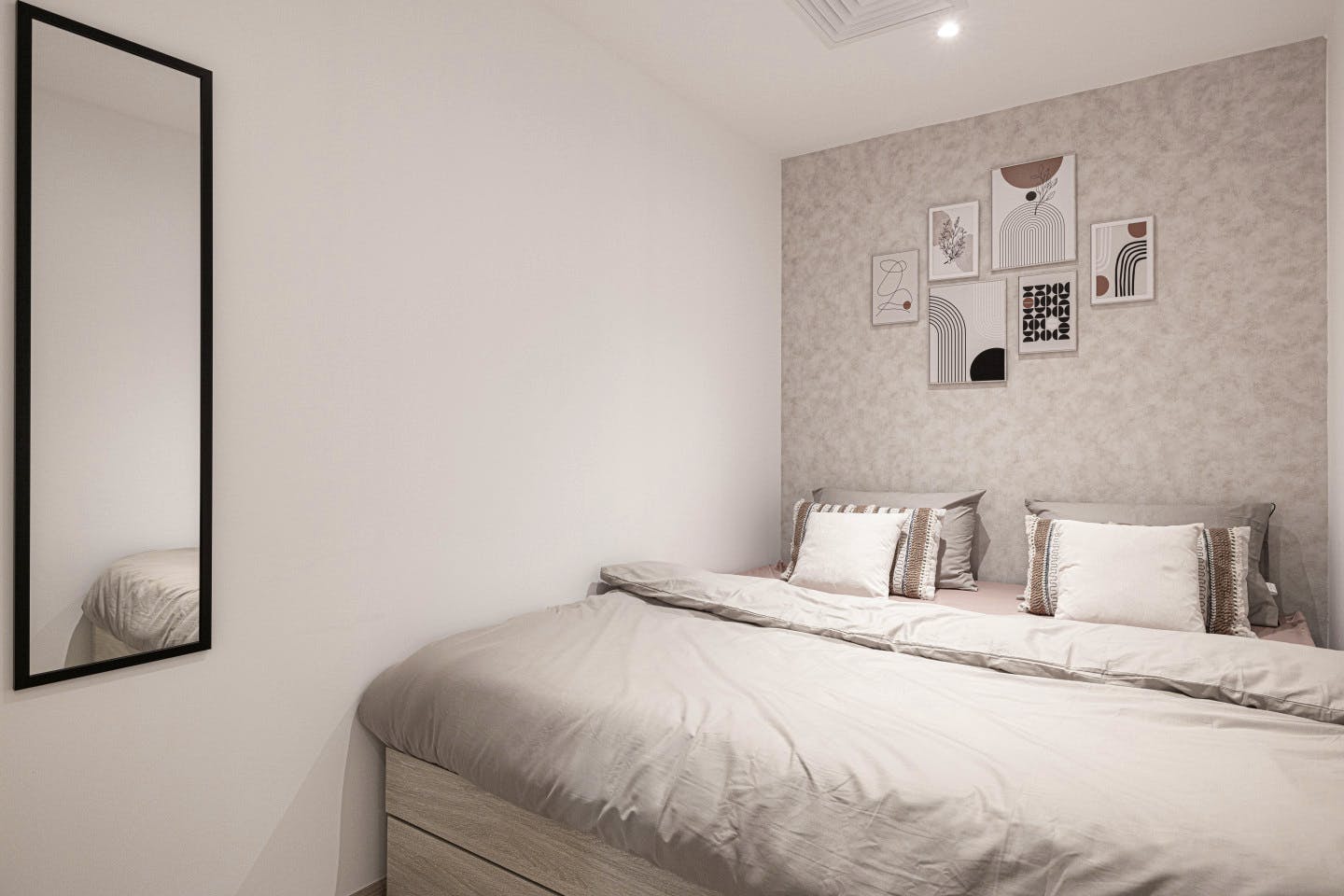 Private King Bed Room - Vibrant Coliving Villa: Cozy Room, Netflix & Stunning Burj Views Apartment - Gallery - 5