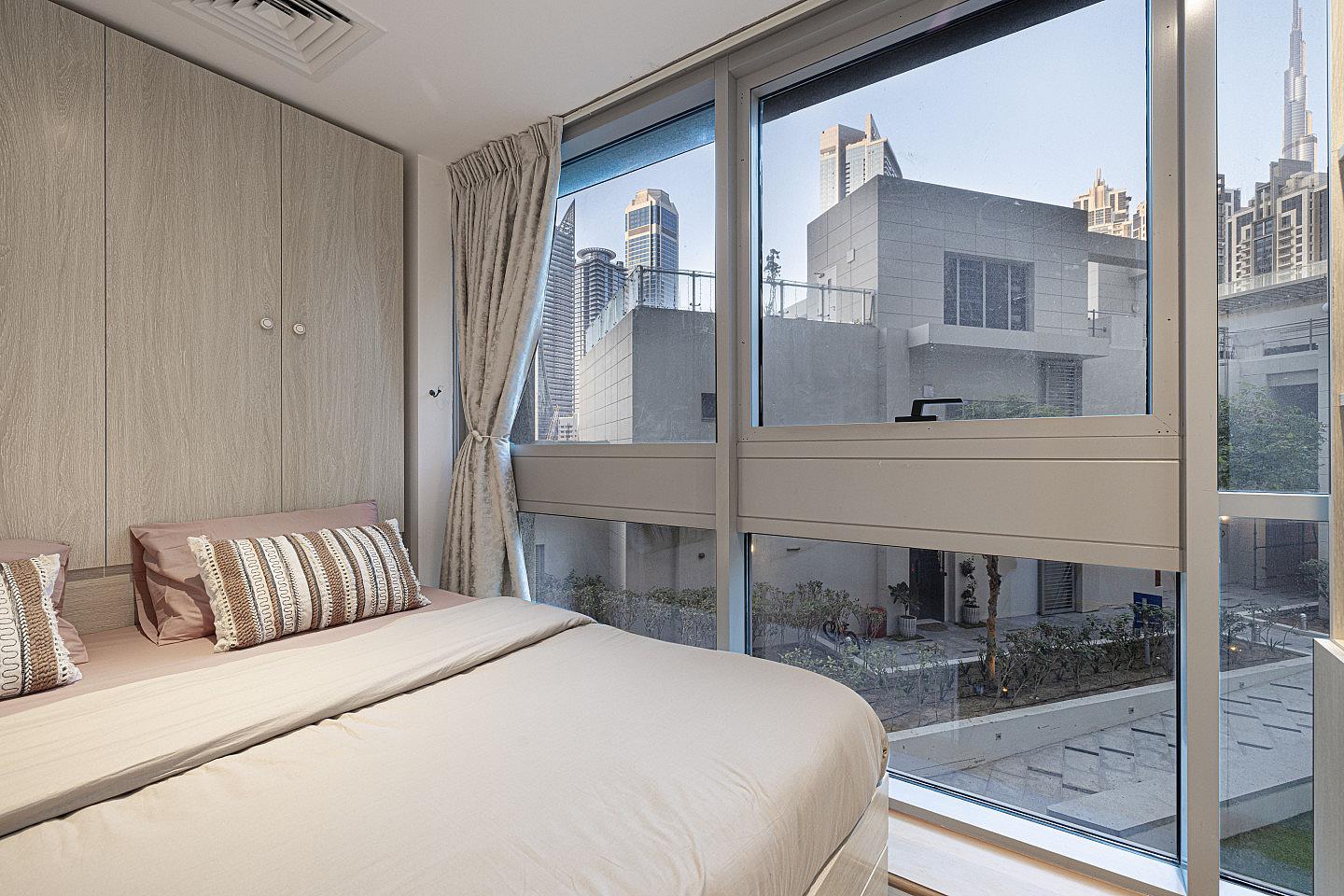 Private King Bed Room - Vibrant Coliving Villa: Cozy Room, Netflix & Stunning Burj Views - Gallery - 14