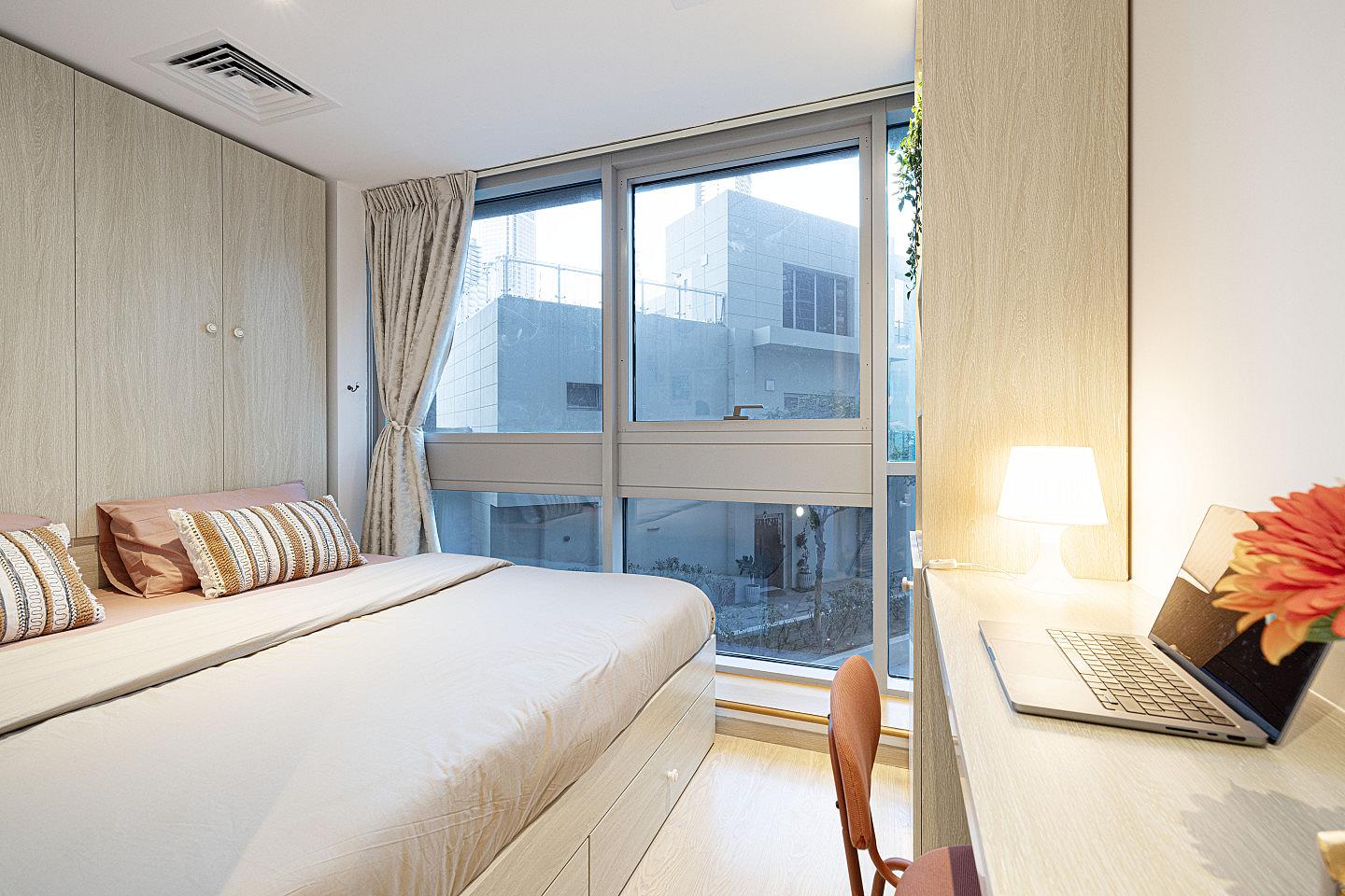  Private King Bed Room  -  Vibrant Coliving Villa: Cozy Room, Netflix & Stunning Burj Views  - Gallery -  34