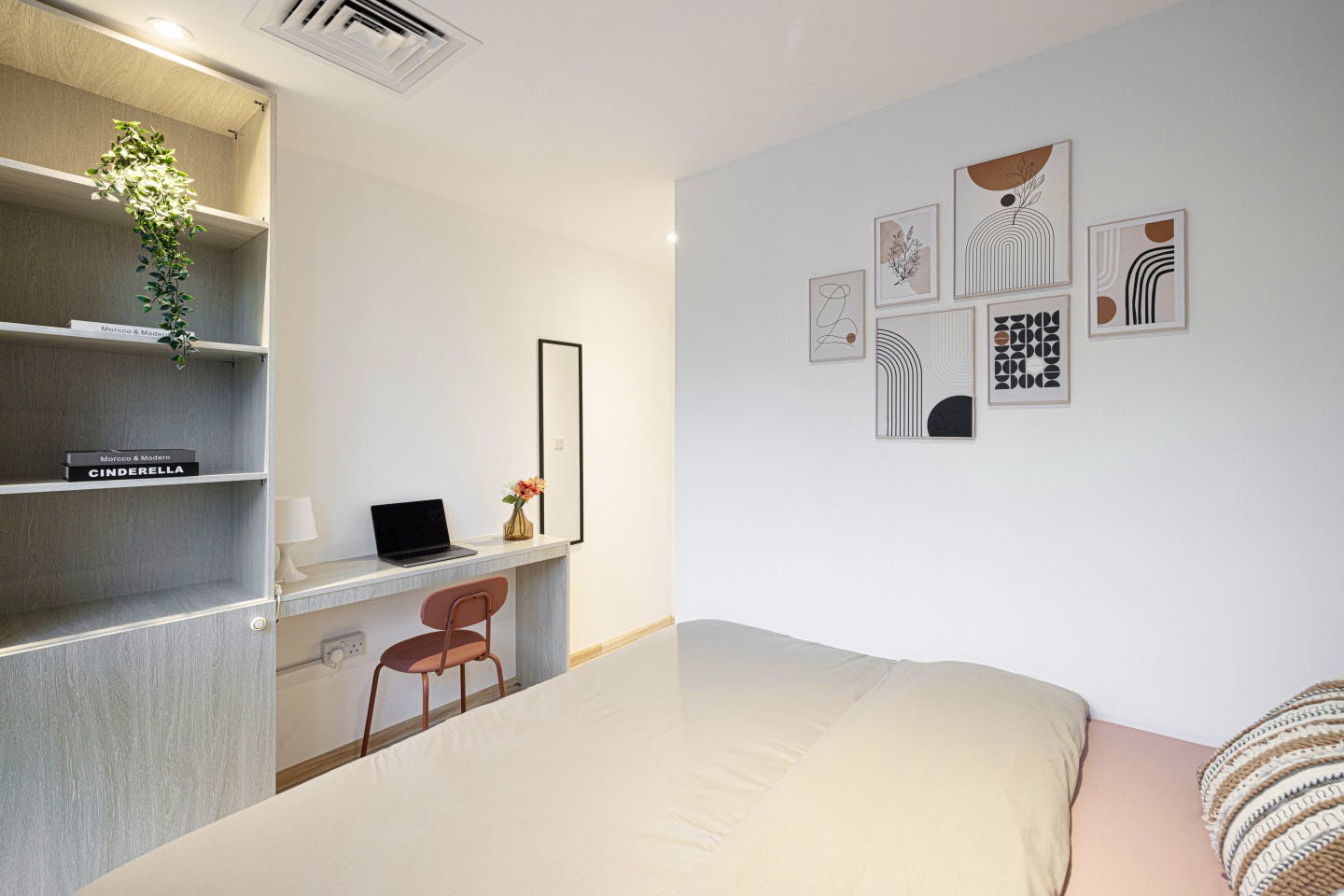 Private King Bed Room - Vibrant Coliving Villa: Cozy Room, Netflix & Stunning Burj Views Apartment - Gallery - 2